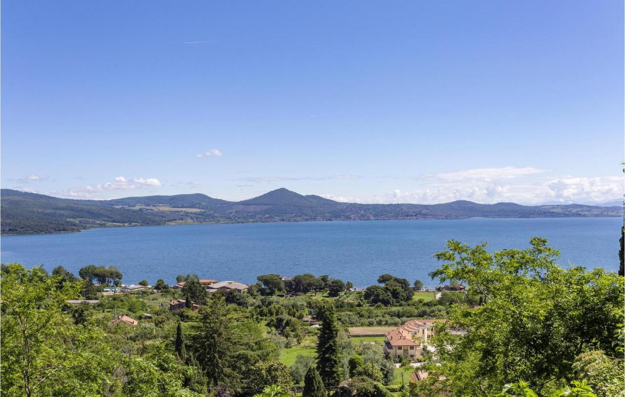 Cozy Home In Anguillara Sabazia With Kitchenette エクステリア 写真