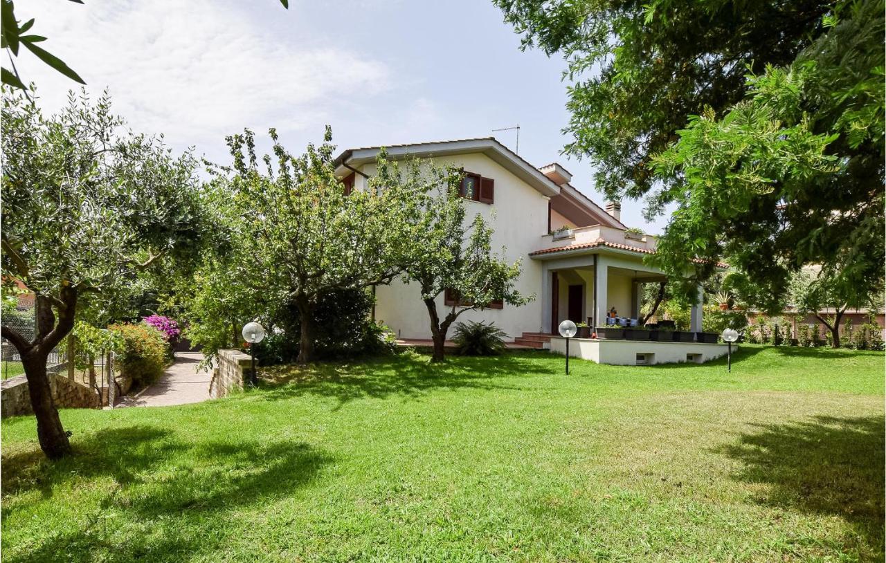 Cozy Home In Anguillara Sabazia With Kitchenette エクステリア 写真