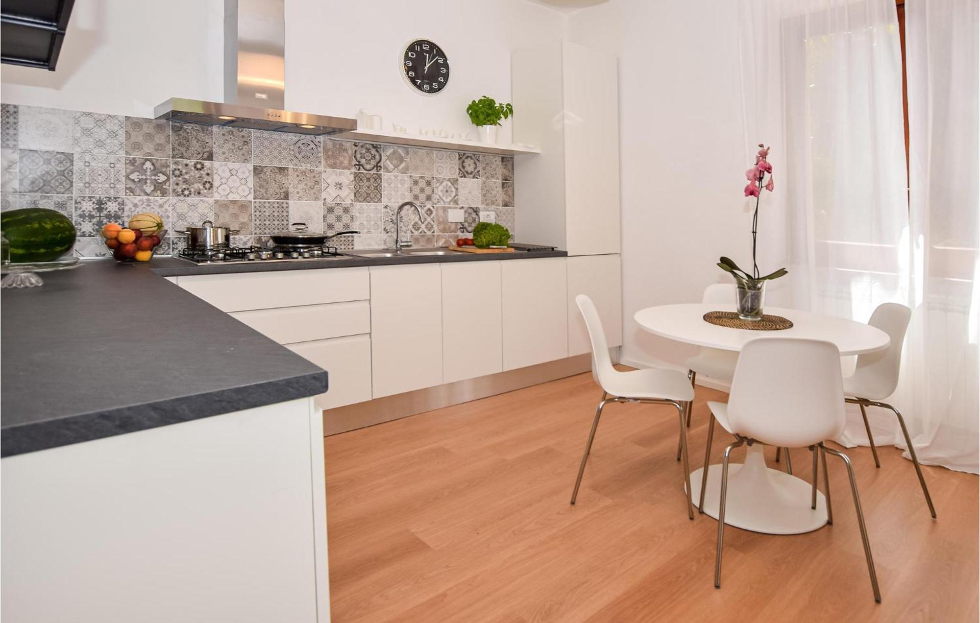 Cozy Home In Anguillara Sabazia With Kitchenette エクステリア 写真